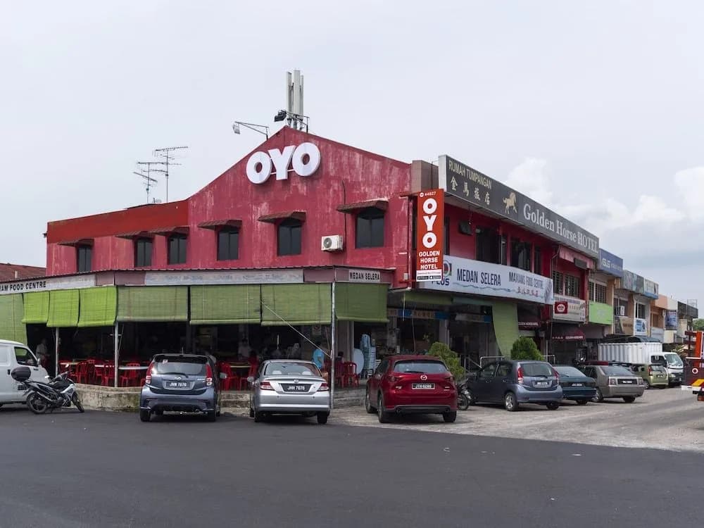 OYO 44027 Golden Horse Hotel - photo 1