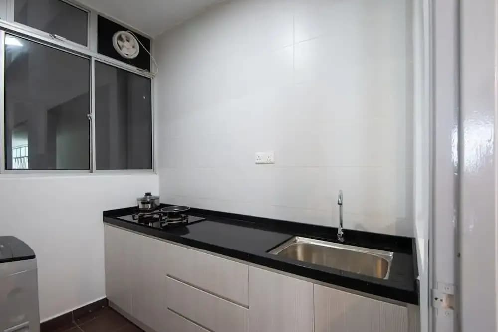Bright & Modern 3BR Suite, Free Parking - photo 16