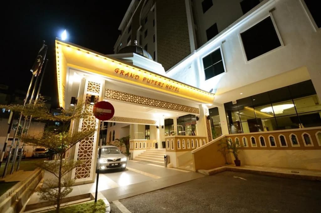 Grand Puteri Hotel - photo 20