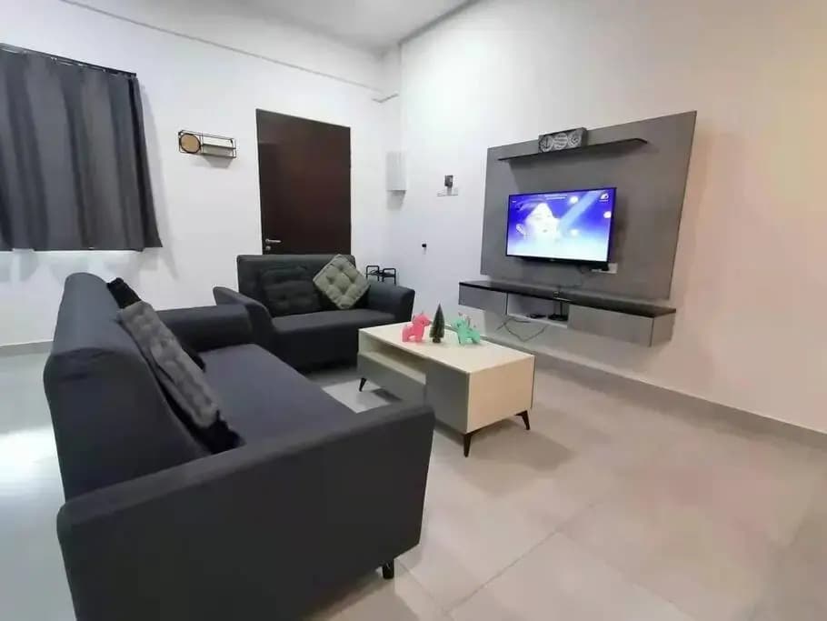 Cameron top31 golden hills night market homestay - photo 2