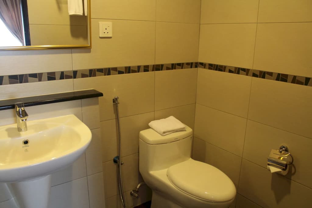 OYO 985 Hotel Nur - photo 10