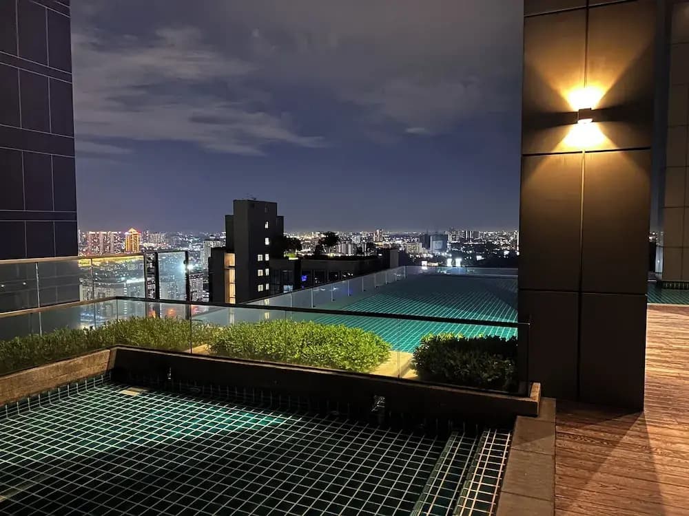 Skyline Luxe 4BR Retreat with En-suites - photo 13