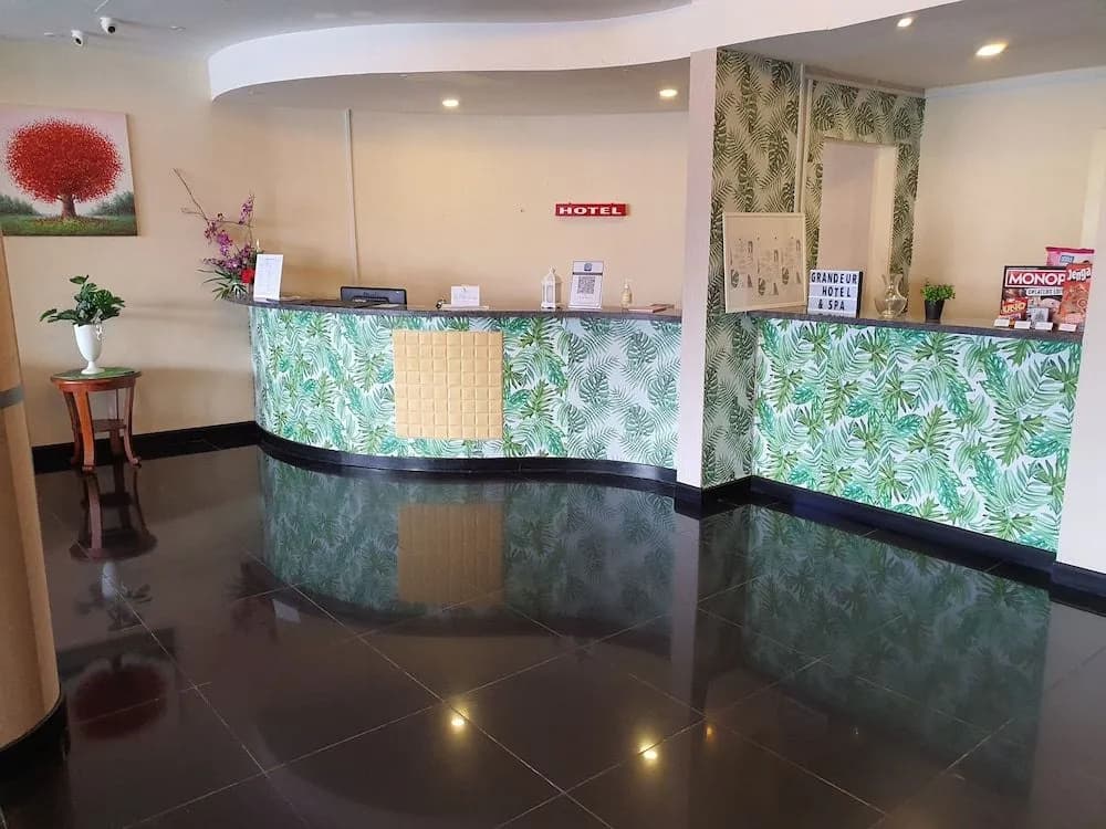 Grandeur Hotel and Spa - photo 1