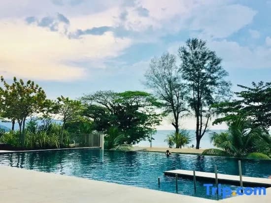 Batu Ferringhi By The Sea 2BR Suite 6 Pax - photo 1