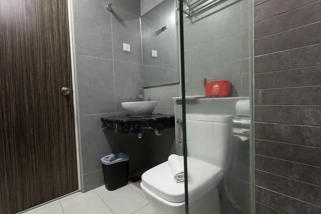 ZEN Rooms Near SOGO - photo 7
