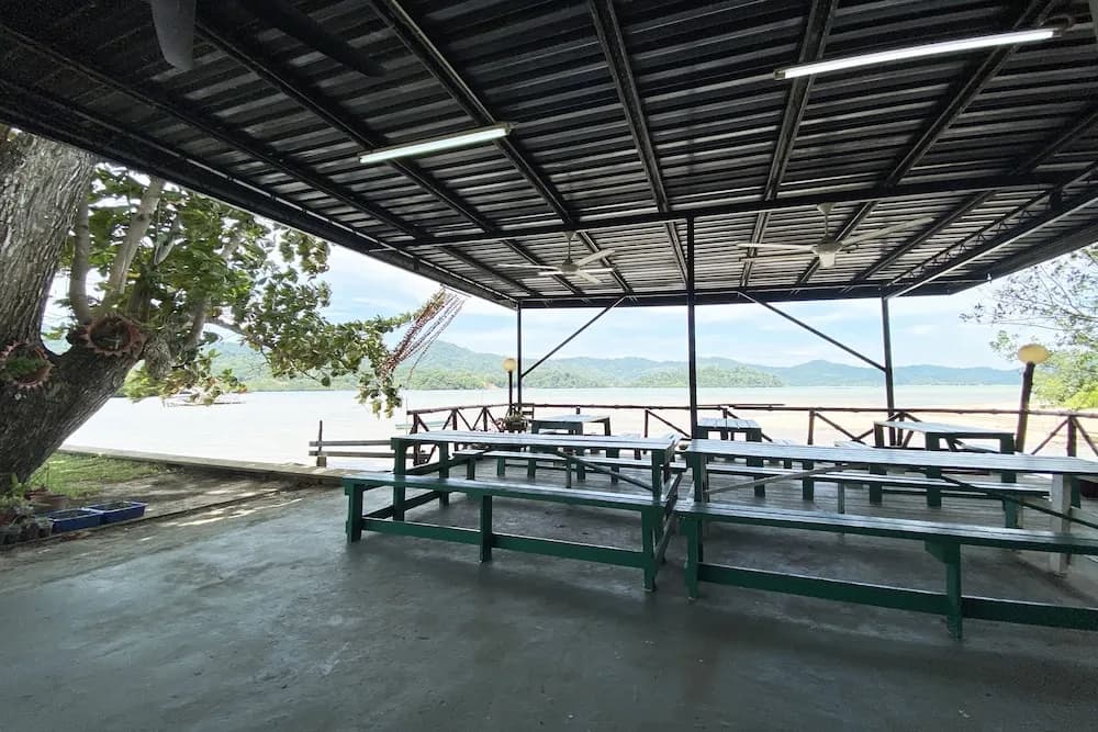 OYO Home 90319 Ambong Bay Resthouse Homes - photo 13