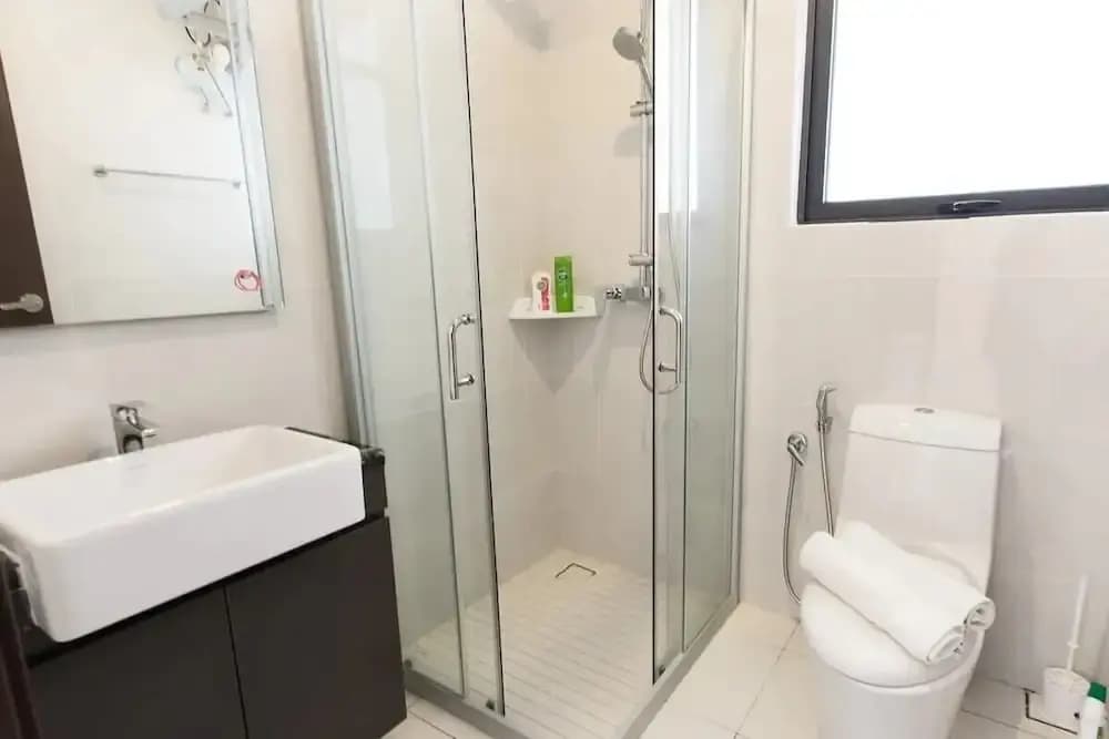 High-floor 2BR Suite, Water Views, Free Parking - photo 9