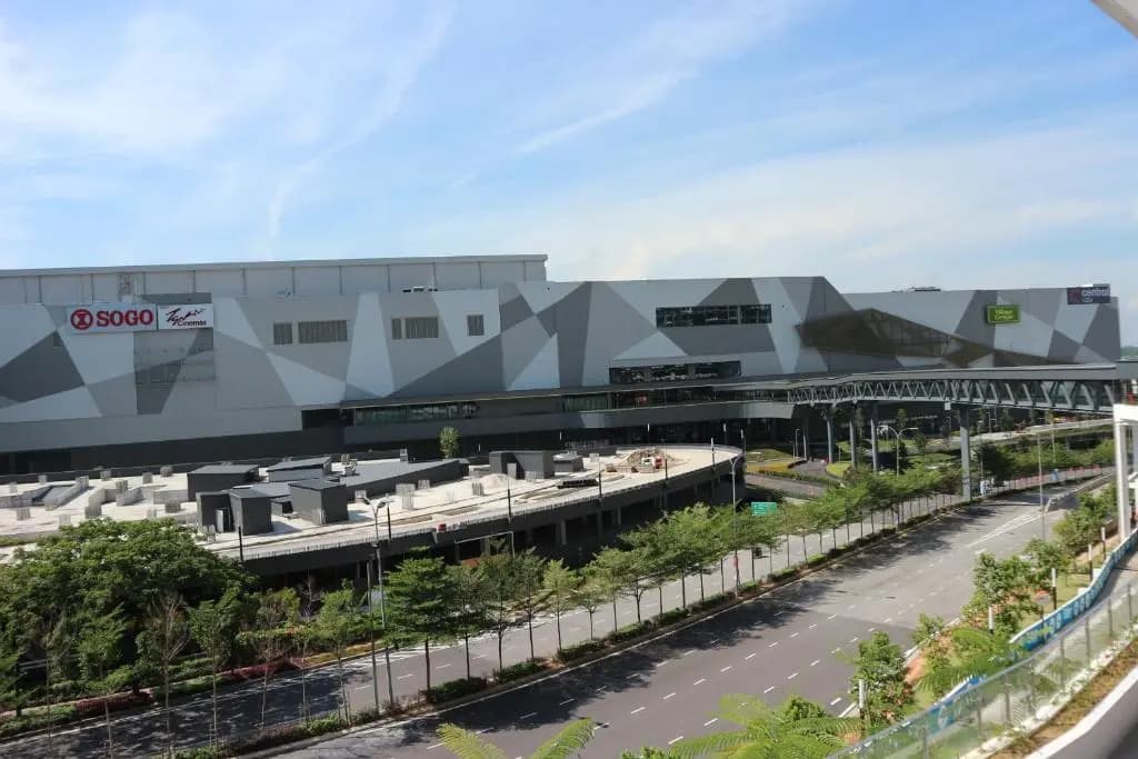 Vince's ICity designer suite central i-city with pool ,wifi free parking - photo 5