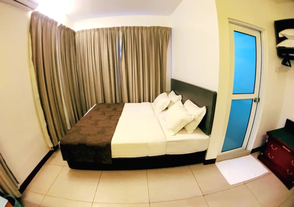 Lux Private Hotel - photo 2