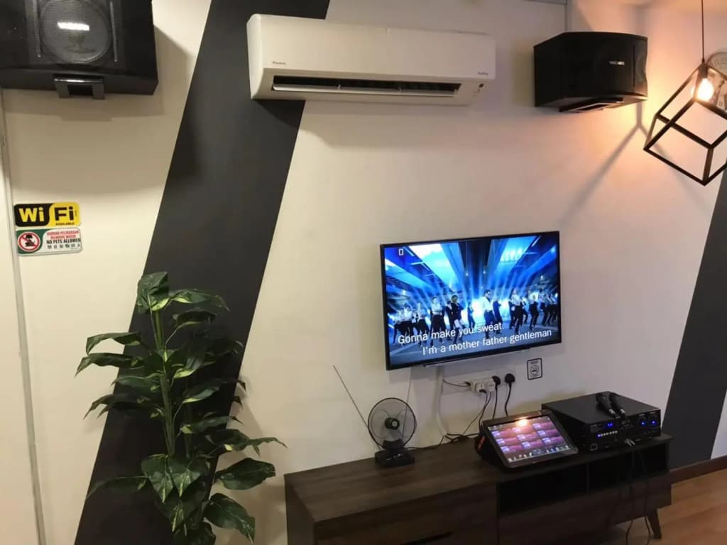 W Boutique Suite-up to 10pax with family karaoke. - photo 3