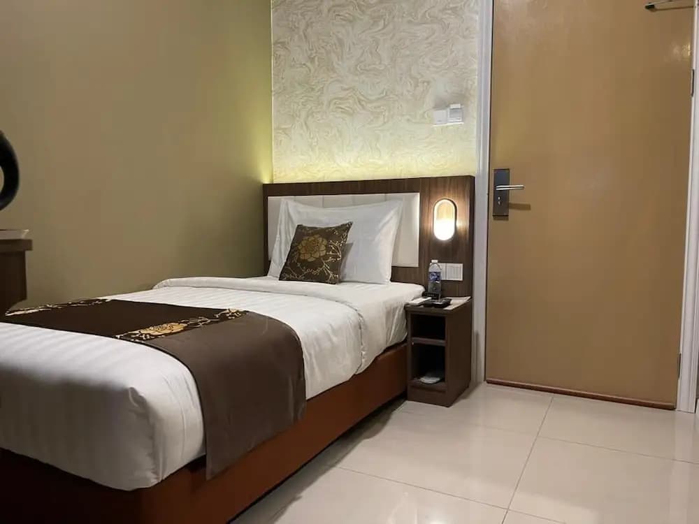 Red City Hotel - photo 3