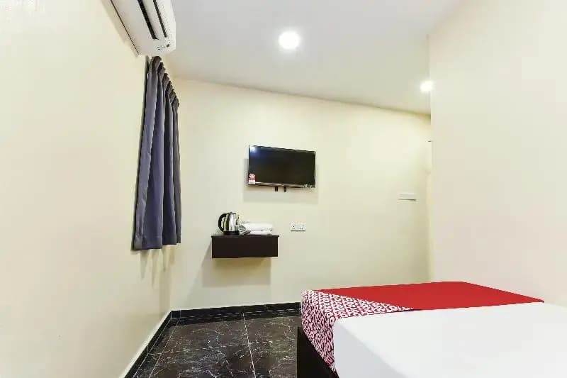 Th Hotel by OYO Rooms - photo 7