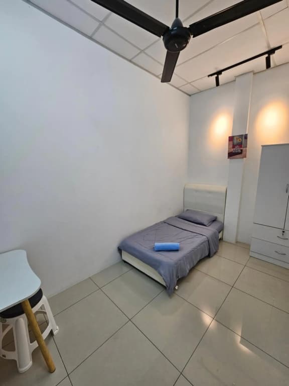 Color Mixed Home Hostel - photo 5