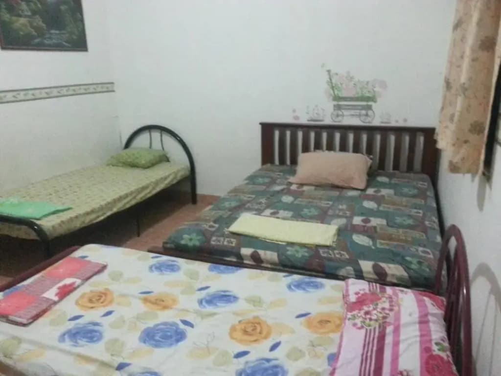 Homestay Aircond Pantai Timur Chalet Guest House Kak Mah - photo 4