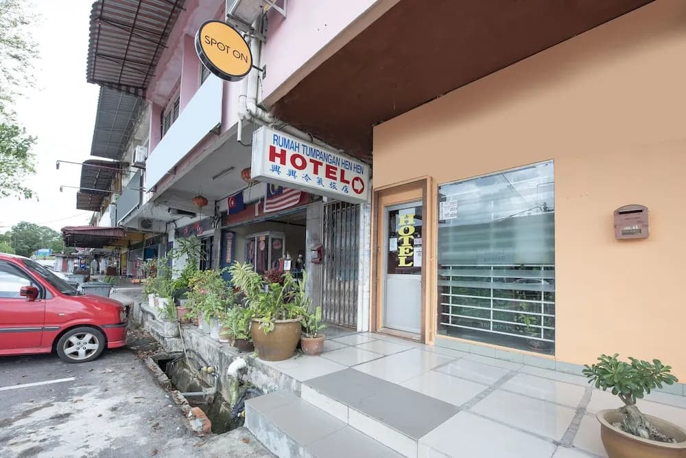 Spot On 90305 Hen Hen Hotel - photo 1