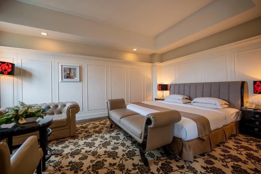Crown Garden Hotel - photo 2