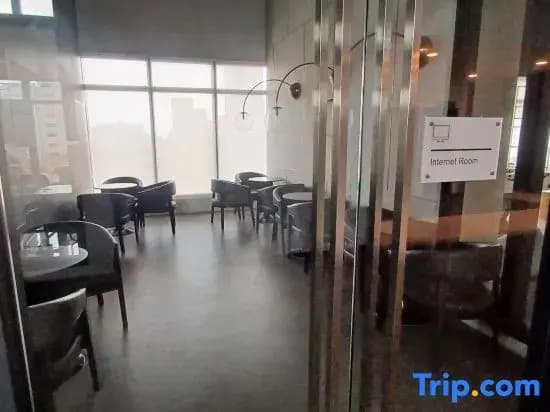 Stylish 2BR at Urban Suite With Infinite Pool - photo 2