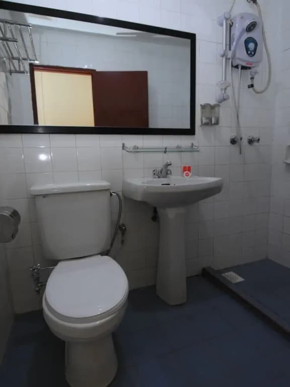 OYO 89627 Hotel Sarina - photo 10