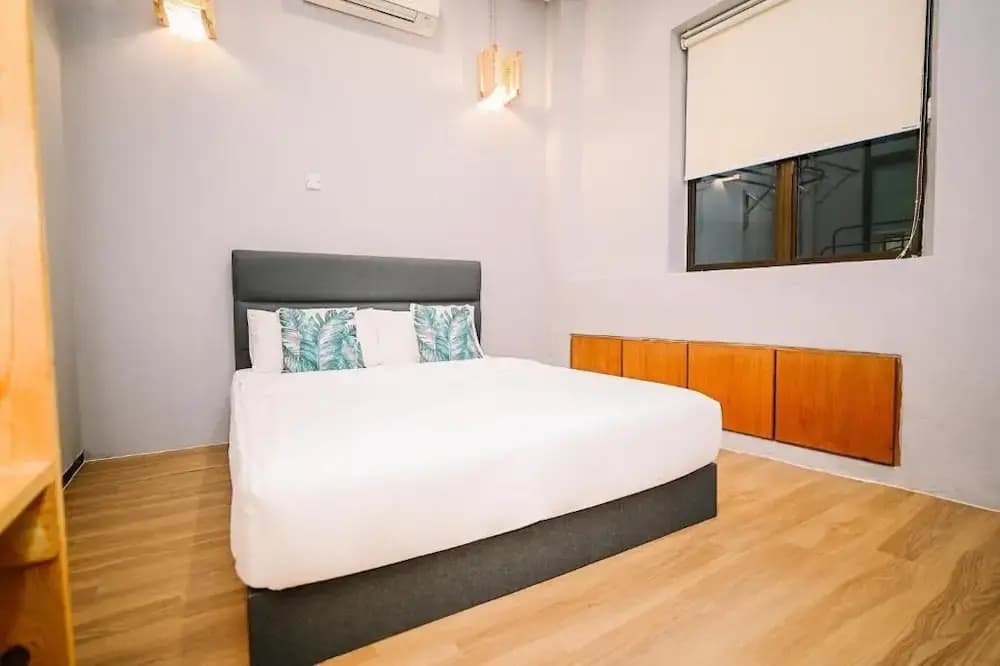 Swing & Pillows at 87 Chulia St - photo 6