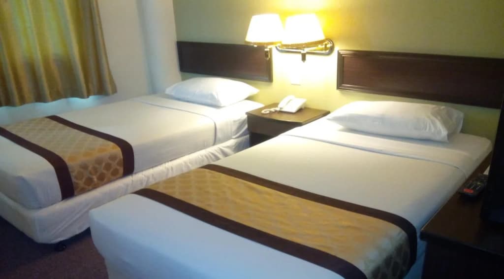 Golden Lake Garden Hotel - photo 3