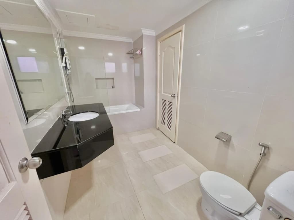 PENTHOUSE MARINA COURT VACATION HOME 5 BEDROOMS KOTA KINABALU 15pax - photo 11