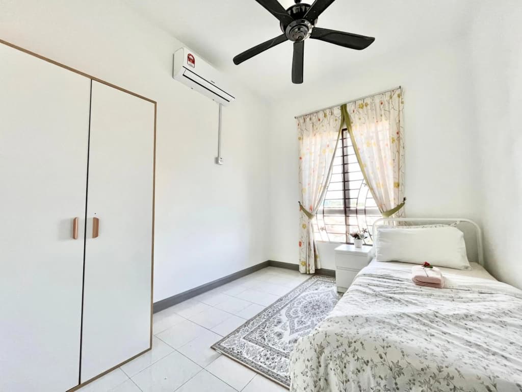 Tropika Homestay Bangi with 3 Bedrooms - photo 12