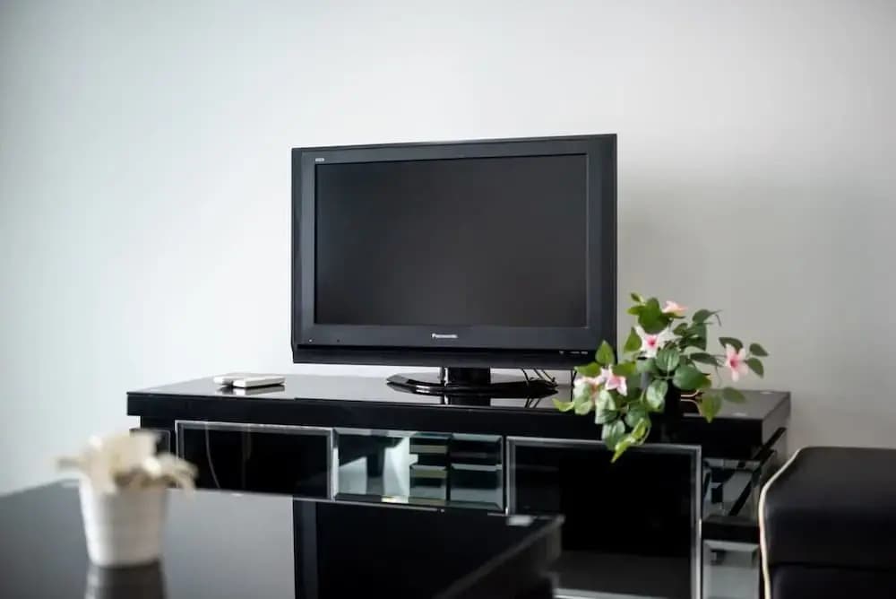 Chic 3BR in Danga Bay With Water Views & Parking - photo 5