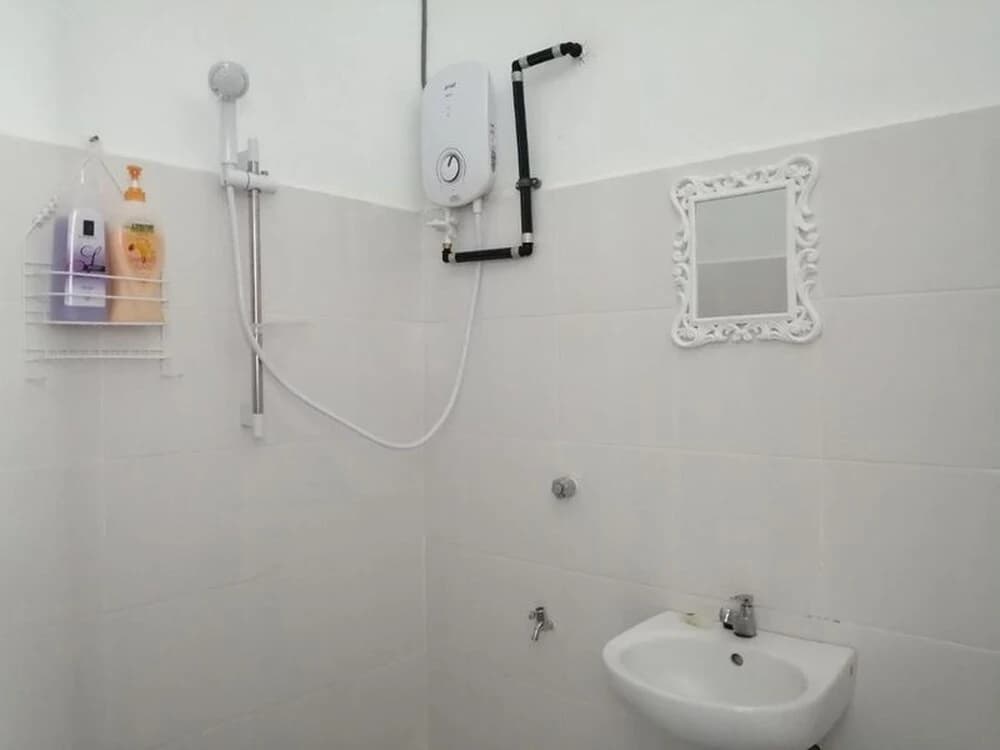 Comfortable Family Room for 4 People in Kuching With Ac - Amida Point Services - photo 7