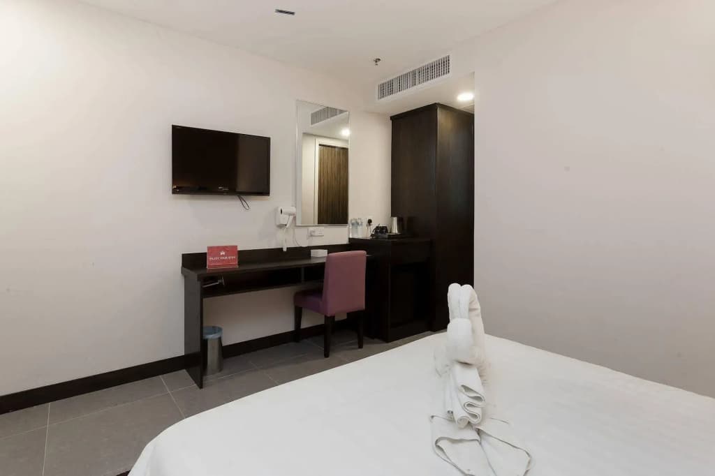 ZEN Rooms Near SOGO - photo 13