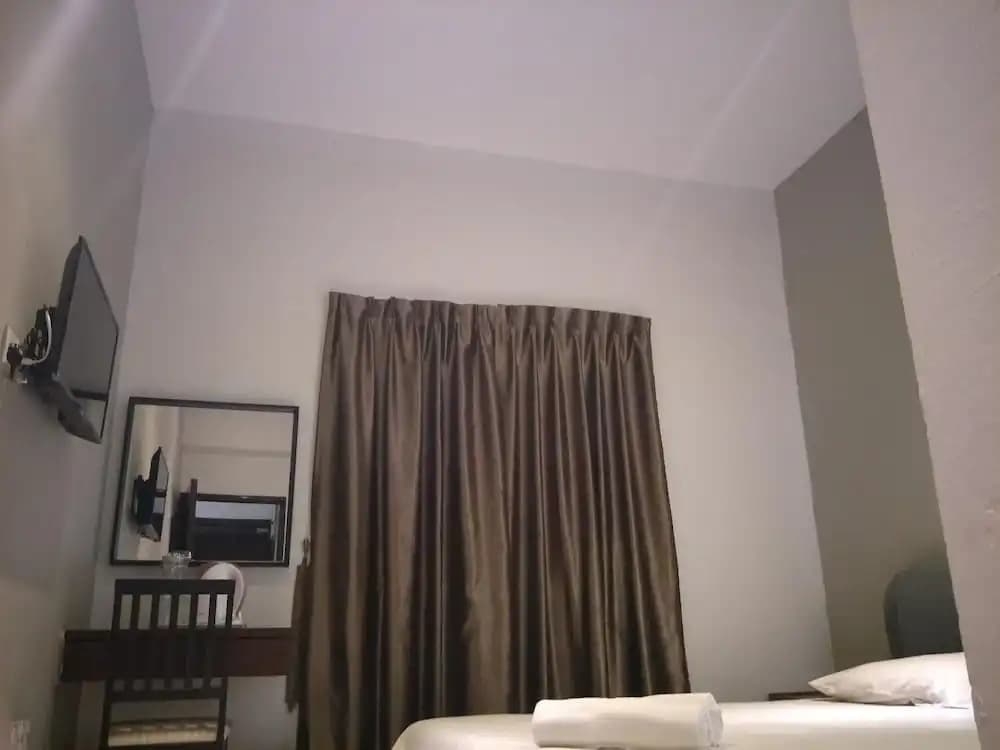 S Avenue Hotel - photo 10