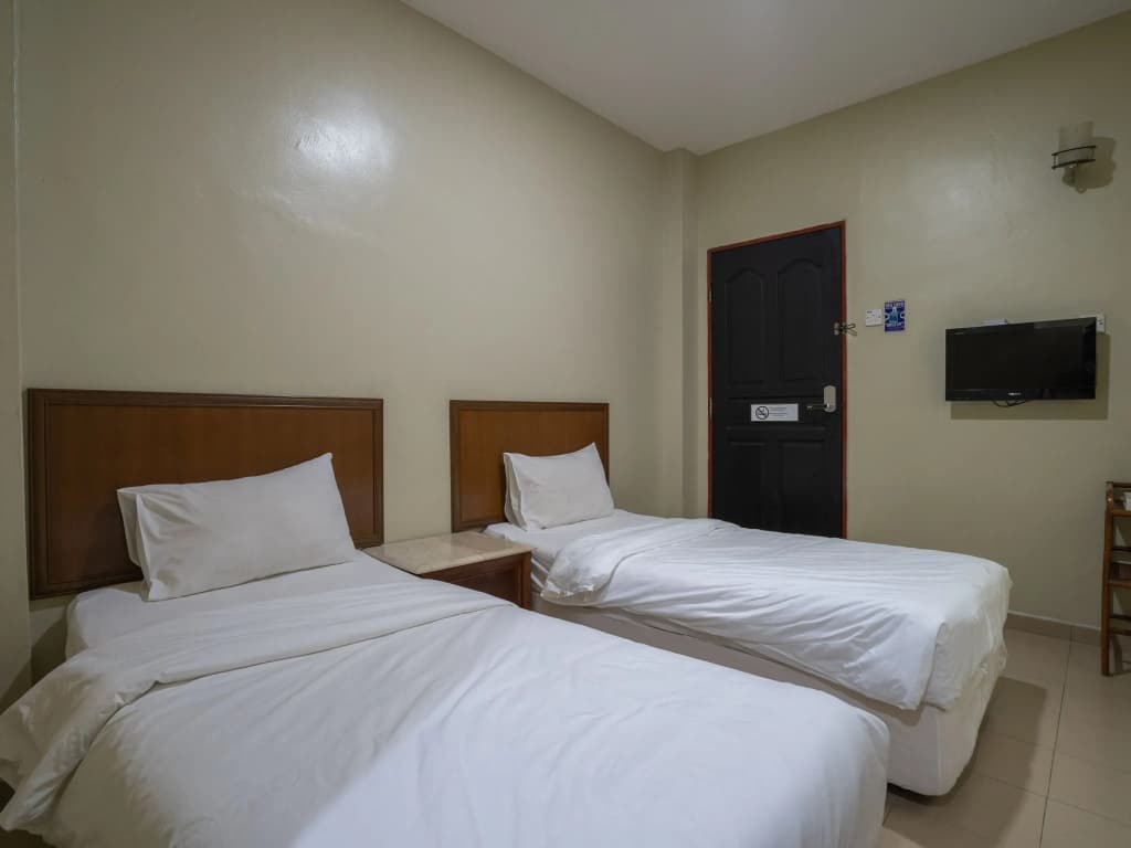 OYO 90576 Holiday Dive Inn - photo 3