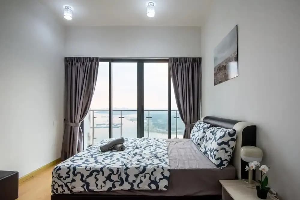 Chic 3BR in Danga Bay With Water Views & Parking - photo 2