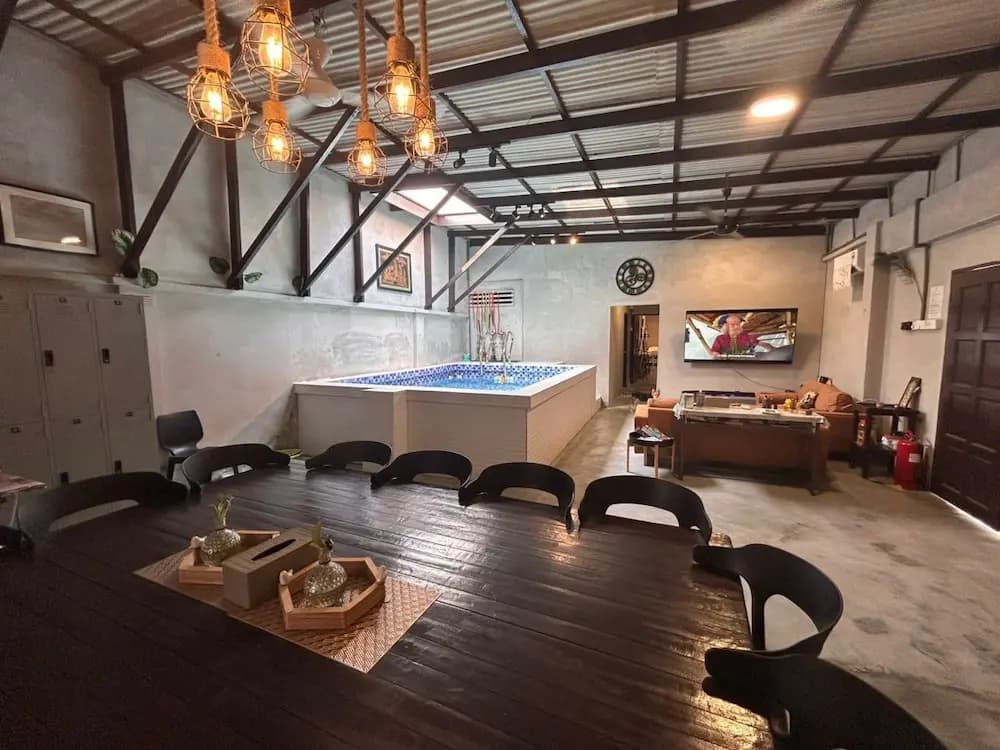 Pirate's Cove Hostel - photo 13