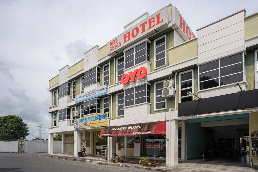 OYO 89831 Sri Sena Hotel - photo 1
