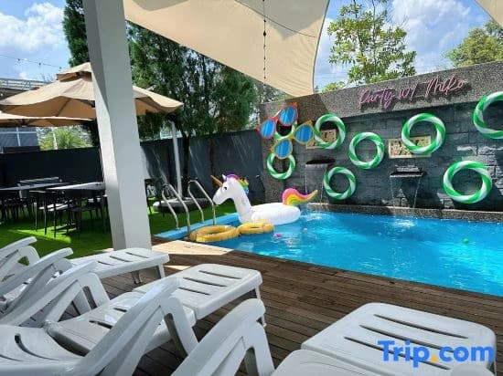 Private Pool Modern Holiday Home @ Mount Austin JB - photo 1