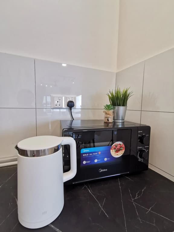 Traders Garden 1BR Pool View with Hi-Speed Internet+Netflix - photo 3