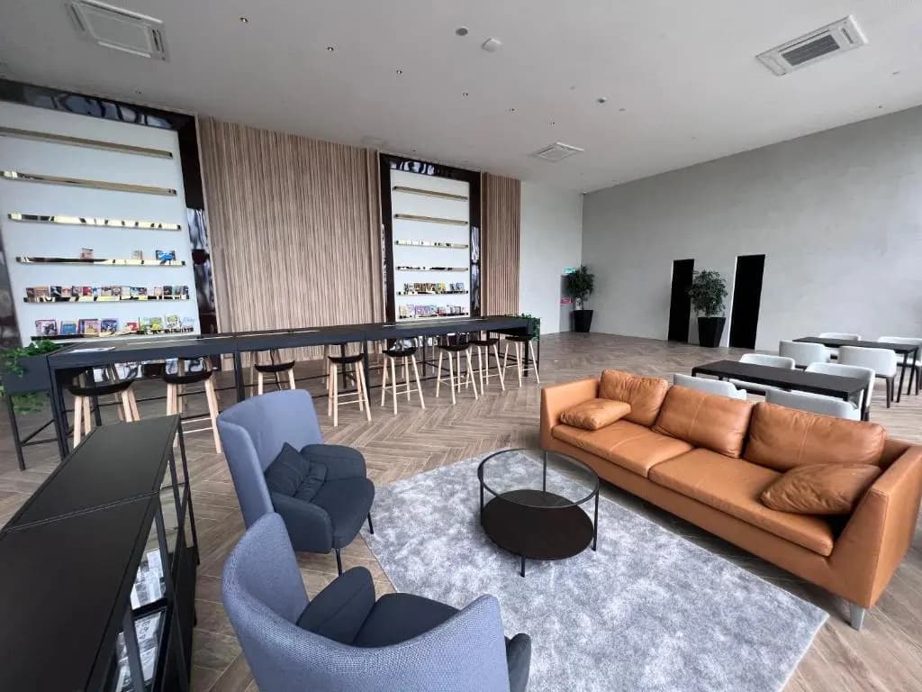 Contemporary & Stylish Suite#Georgetown#Sky Pool#2 BR, Living Room with Double Bed - photo 8