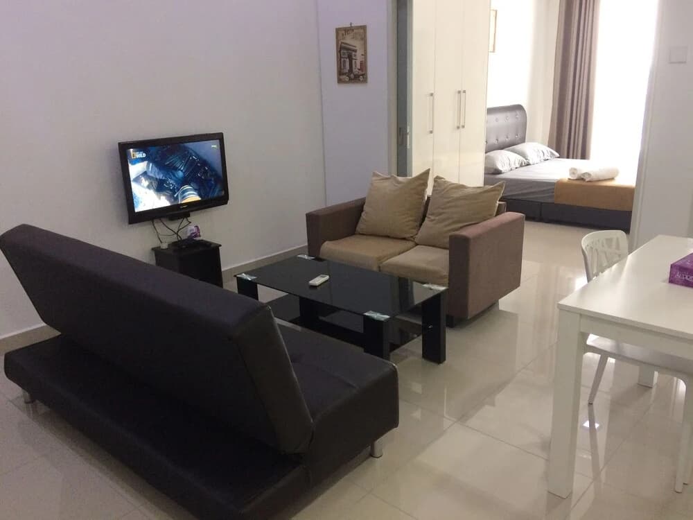 City Living with Panoramic Sea Views at Danga Bay - photo 3