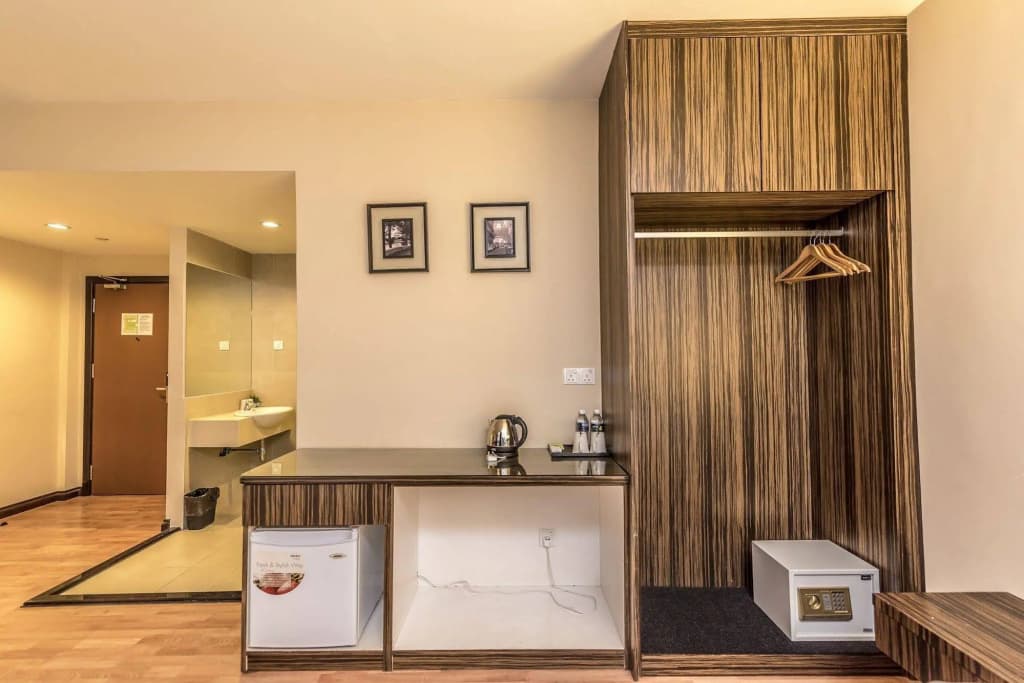Little Gaya Hotel - photo 16