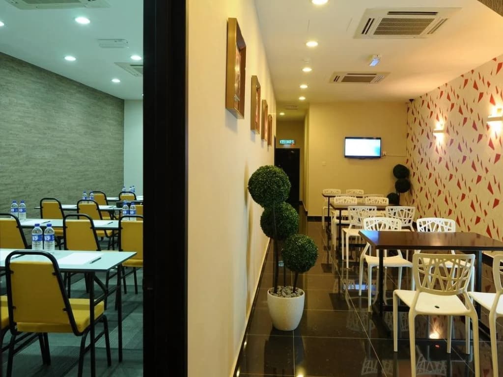 V3 Hotel Taman Gaya - photo 11