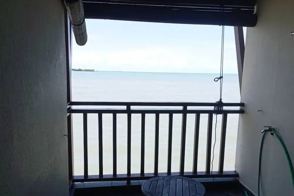 Alpine LXPD Full Seaview Water Chalet - photo 7