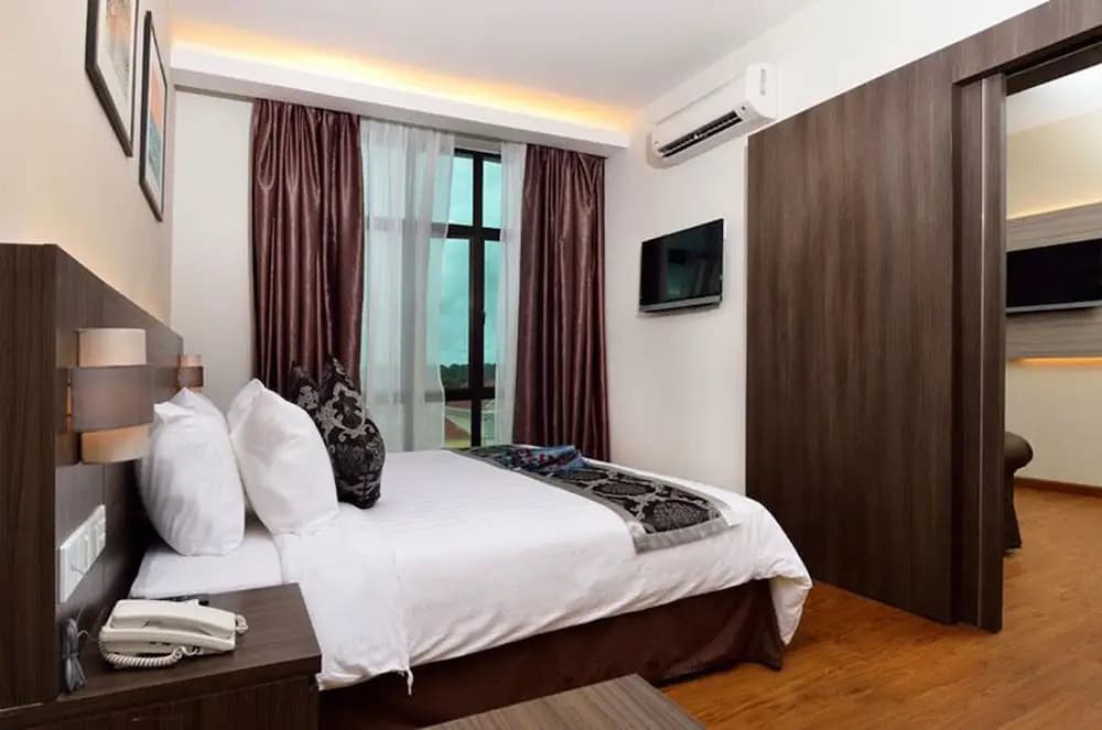 Holiday Villa Hotel & Suites - photo 6