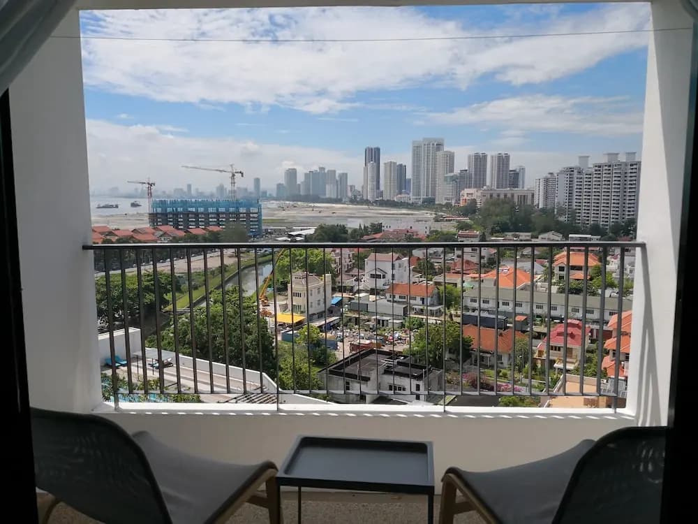 3BR Seaview Suite Gurney Drive - photo 8