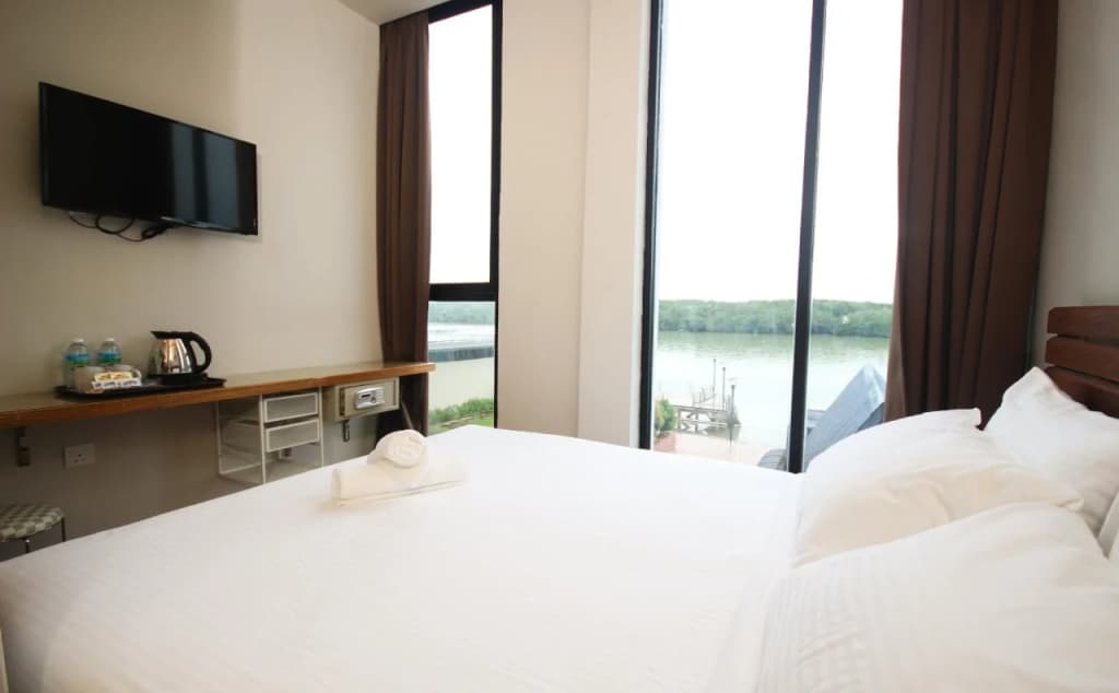 The Riverbank Hotel - photo 6