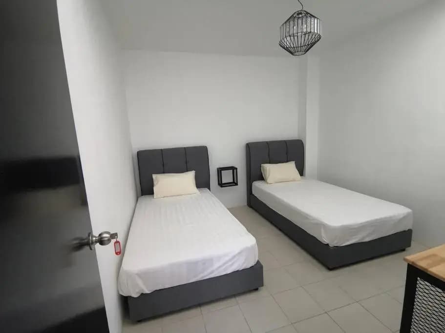 MODERN , SPACIOUS GAMBANG UMP 18 Guest House - photo 4