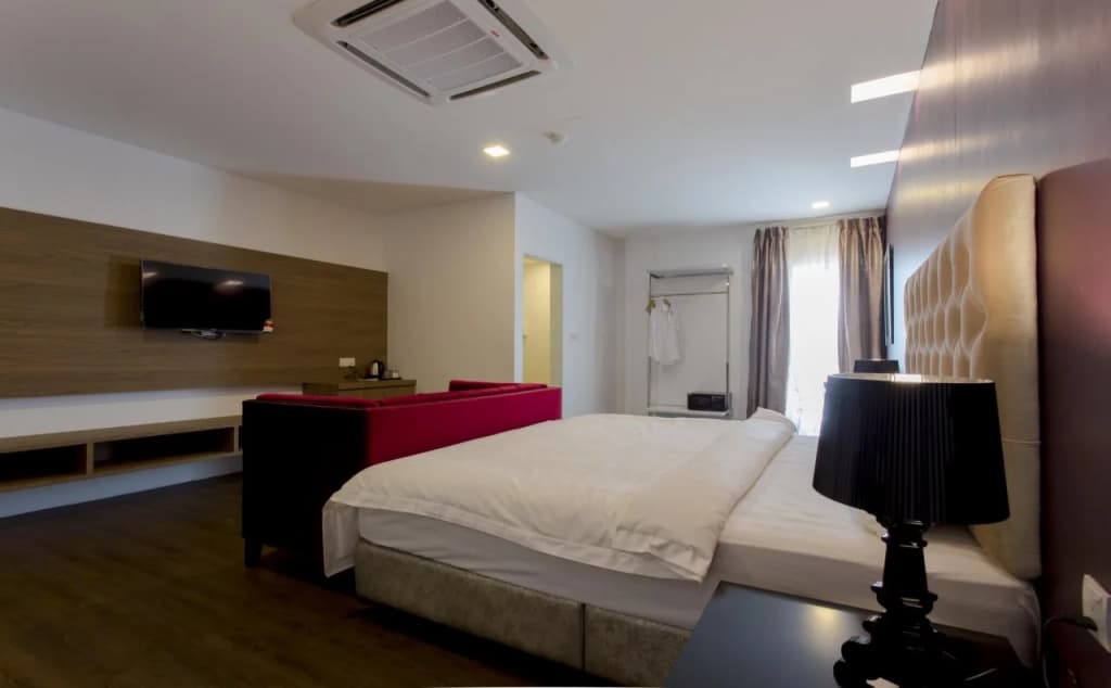 Aloha Hotel - photo 1