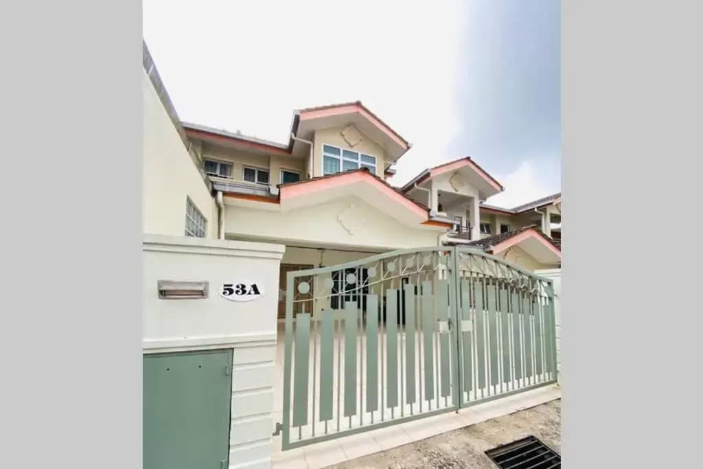 LILY VACATION HOME at CAMERON HIGHLANDS - 13 PAX,FREE WiFi w CARPORCH - photo 1
