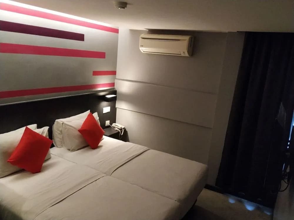 Illuminate Boutique Hostel - photo 2