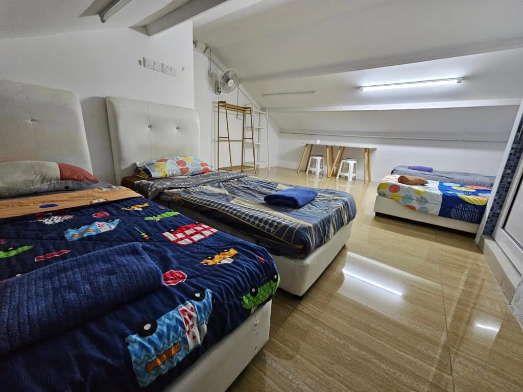 Color Mixed Home Hostel - photo 1