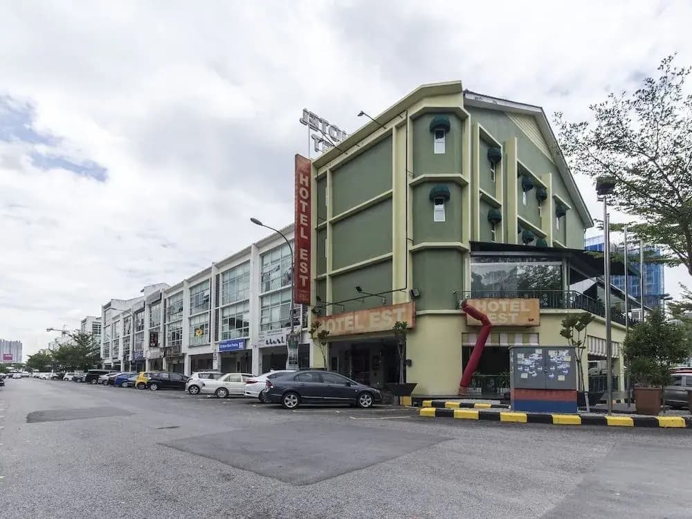 OYO 604 Hotel Est Equine Park - photo 1